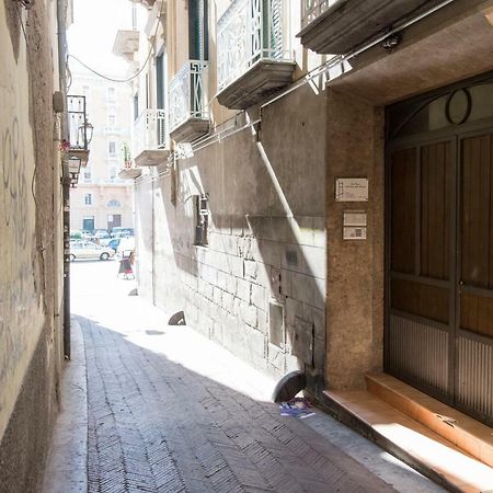 Casa Vacanza "Al Vicolo Delle Colonne" サレルノ エクステリア 写真