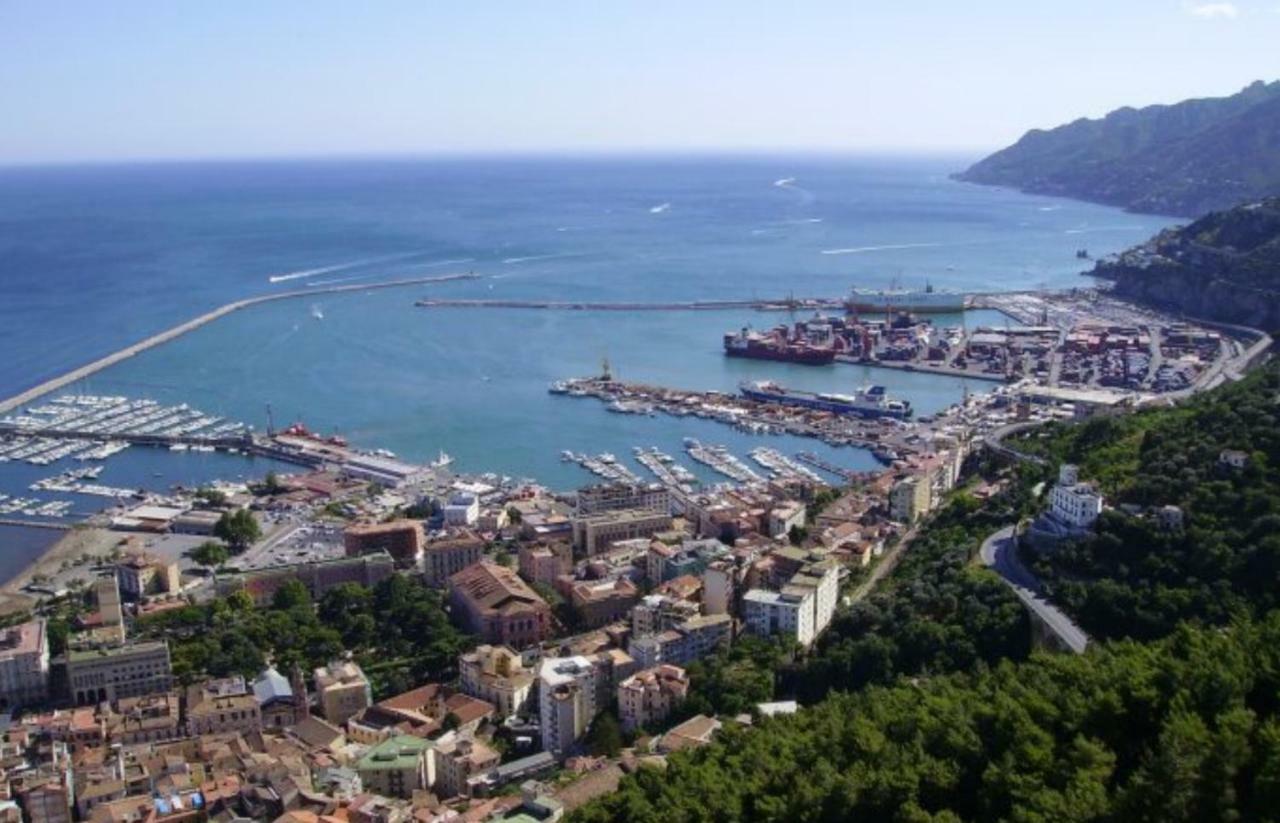 Casa Vacanza "Al Vicolo Delle Colonne" サレルノ エクステリア 写真