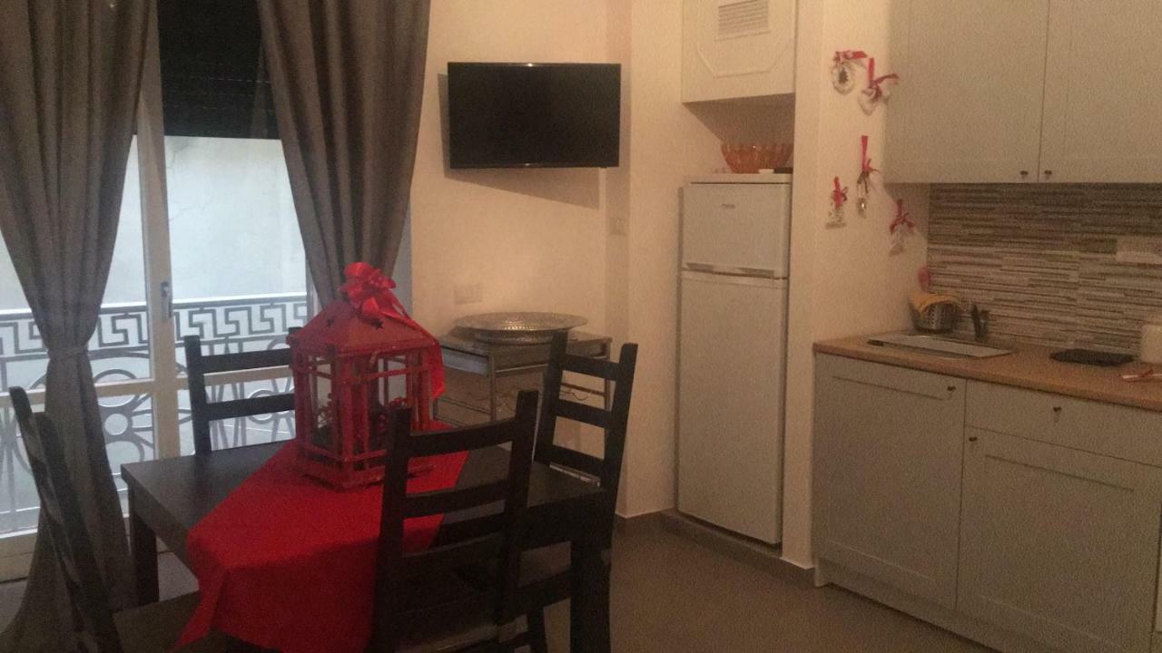 Casa Vacanza "Al Vicolo Delle Colonne" サレルノ エクステリア 写真