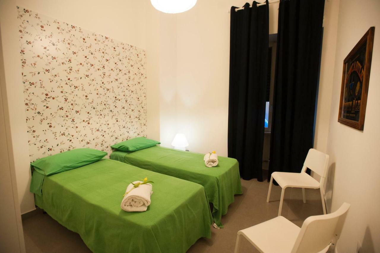 Casa Vacanza "Al Vicolo Delle Colonne" サレルノ エクステリア 写真
