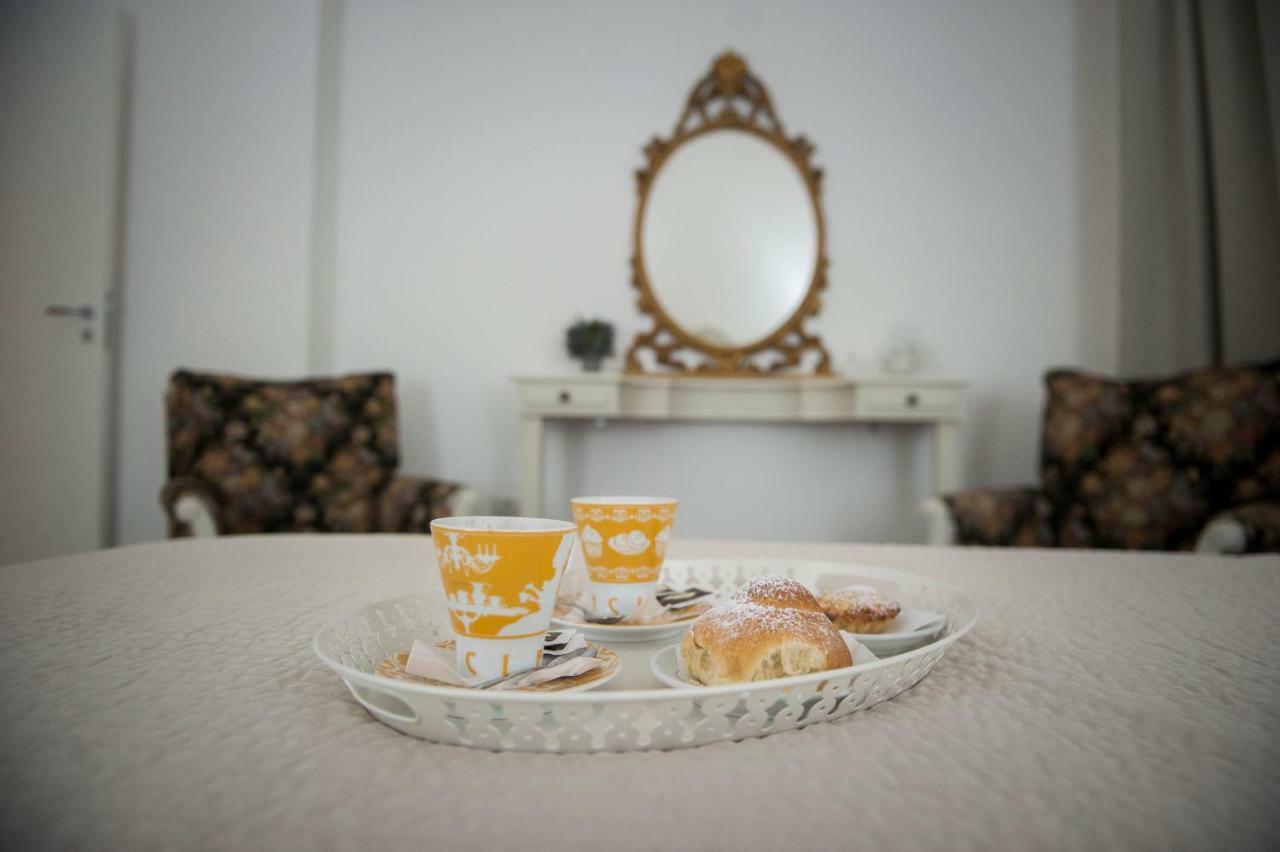 Casa Vacanza "Al Vicolo Delle Colonne" サレルノ エクステリア 写真