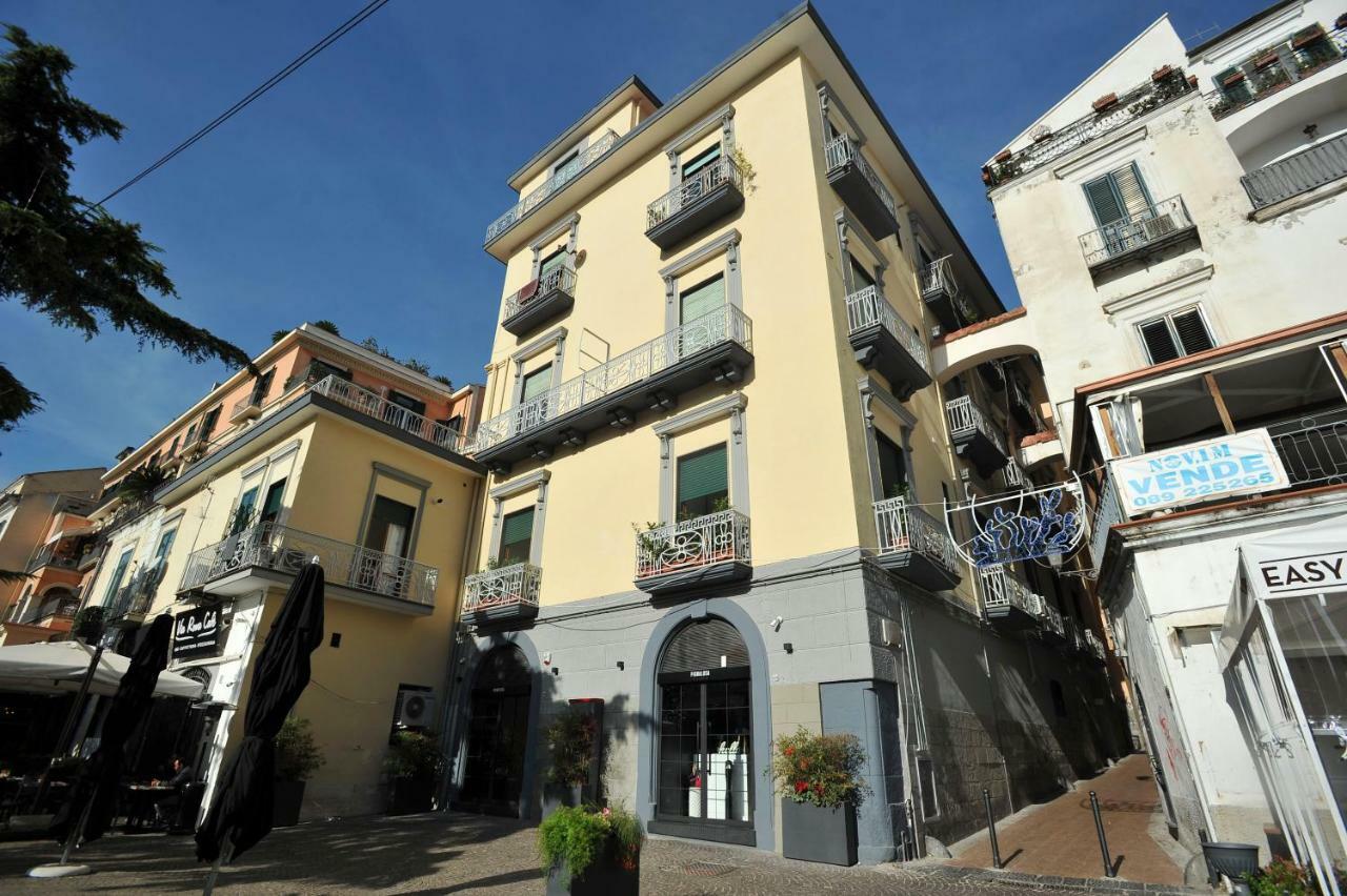 Casa Vacanza "Al Vicolo Delle Colonne" サレルノ エクステリア 写真