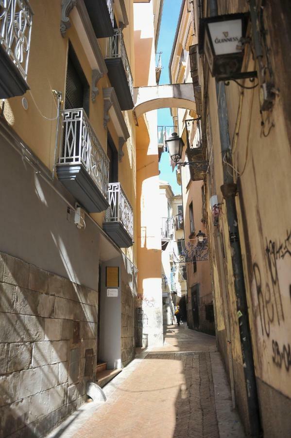 Casa Vacanza "Al Vicolo Delle Colonne" サレルノ エクステリア 写真