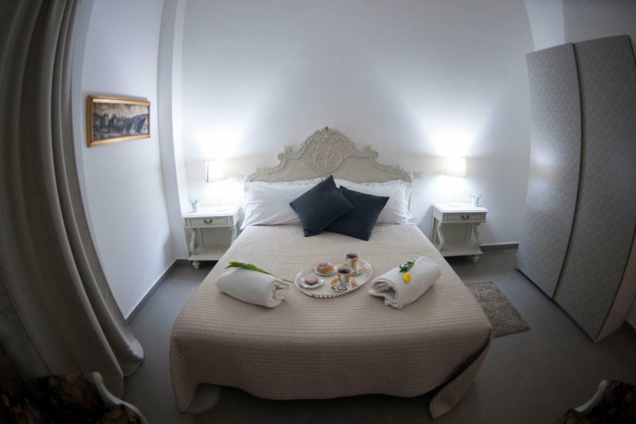 Casa Vacanza "Al Vicolo Delle Colonne" サレルノ エクステリア 写真